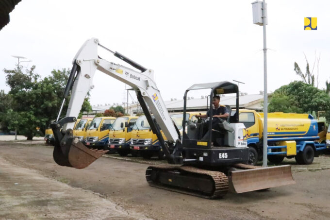 Kemen PU mobilisasi ribuan alat berat untuk antisipasi cuaca ekstrem di akhir tahun 2025. Foto: Kemen PU