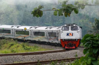 Presiden Prabowo perintahkan Menteri AHY buat rencana jaringan kereta api di pulau Kalimantan.