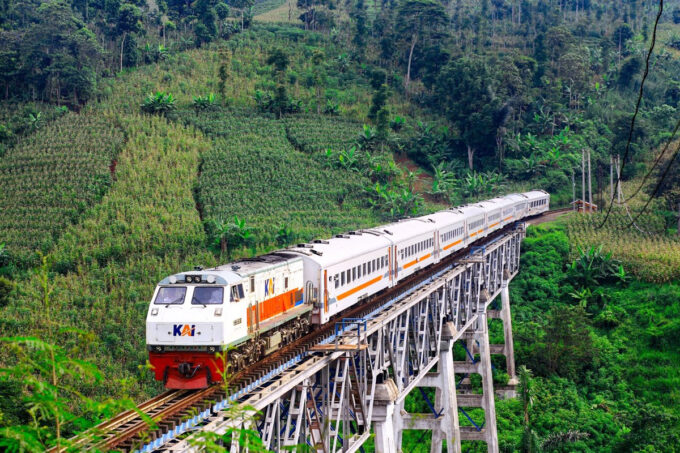 Presiden Prabowo Instruksikan PT KAI menambah jumlah gerbong.