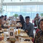 Kholid Bawazier (kiri) bersama Soedomo (kanan depan).)--