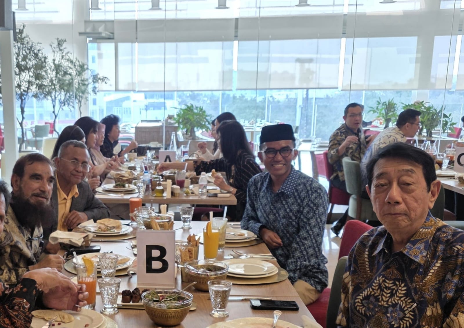 Kholid Bawazier (kiri) bersama Soedomo (kanan depan).)--