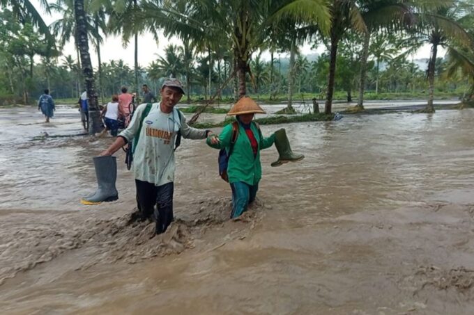 Banjir lahar dingin gunung Semeru sebabkan ratusan warga desa di Lumajang terisolasi.