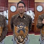 Menkeu Purbaya Pamer Batik Garuda Raksasa,