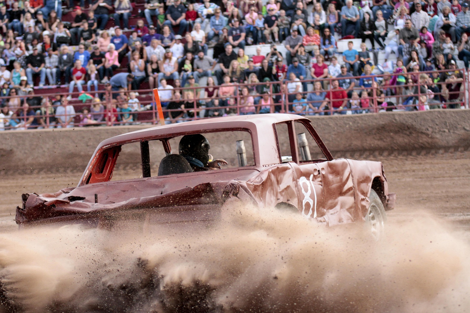 Mobil Demolition Derby Tabrak Penonton
