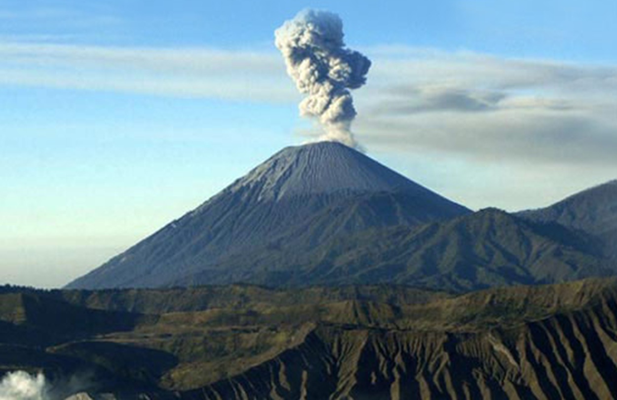 Gunung Semeru Erupsi