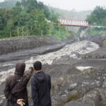 BNPB melarang warga mendekati wilayah terdampak erupsi gunung Semeru.