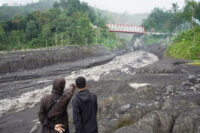 BNPB melarang warga mendekati wilayah terdampak erupsi gunung Semeru.