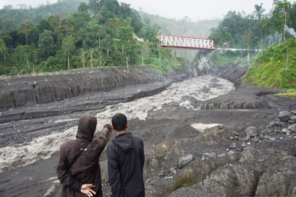 BNPB melarang warga mendekati wilayah terdampak erupsi gunung Semeru.