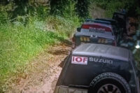 Bantuan bencana diangkut pakai mobil offroad.