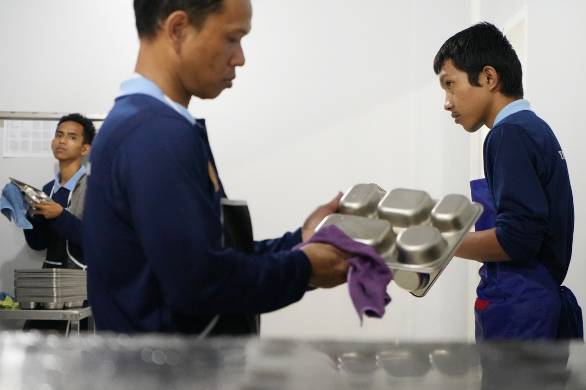 BGN tegaskan ompreng MBG harus berbahan stainless steel 304. Foto: BGN