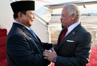 PELUKAN HANGAT PRABOWO, Raja Yordania Abdullah II Tiba di Jakarta