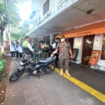 Petugas gabungan tertibkan parkir liar di Cikini raya. Foto: beritajakarta