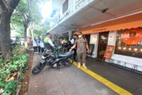 Petugas gabungan tertibkan parkir liar di Cikini raya. Foto: beritajakarta