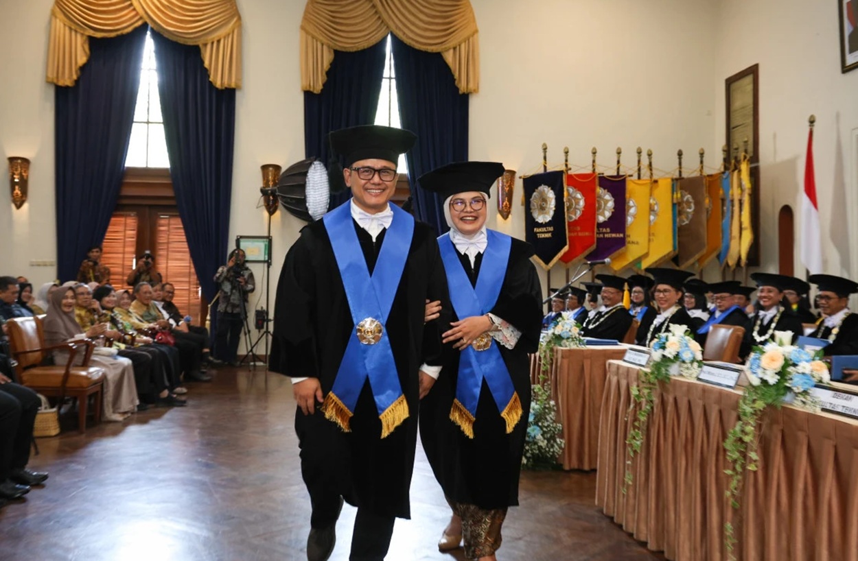 Pasutri Teknik Kimia UGM Dikukuhkan Jadi Guru Besar Bersamaan--UGM