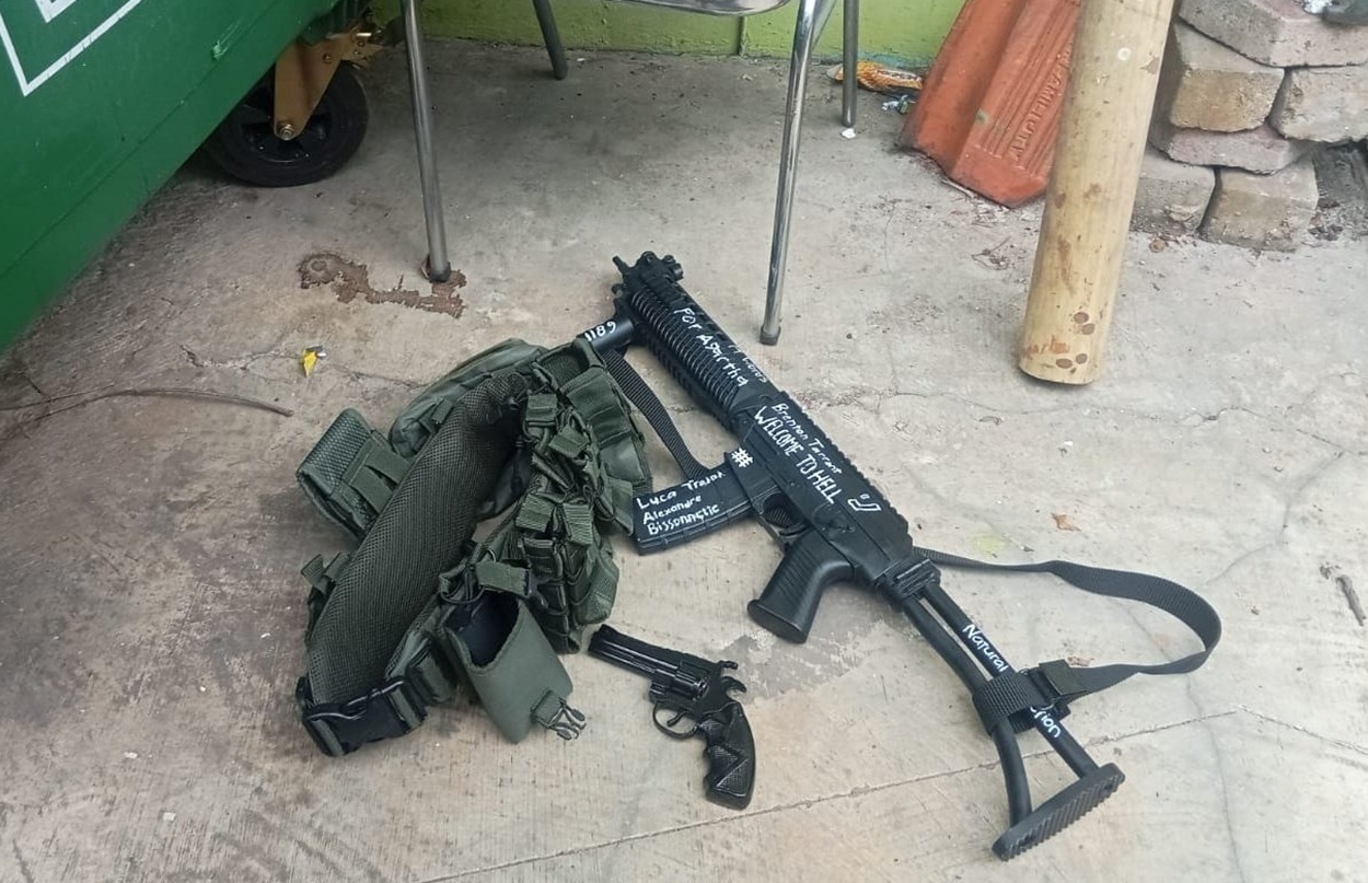 Penampakan Airsoft ‘Revolver & ‘Senapan SIG 556 DCobra Reborn M-790' Bertuliskan Welcome to The Hell di SMAN 72 Kelapa Gading