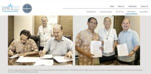 Penandatanganan kontrak oleh Tulus Pranowo dan Wando Suripto disaksikan Vice President IMIP Iwan Paul Tirtawidjaja