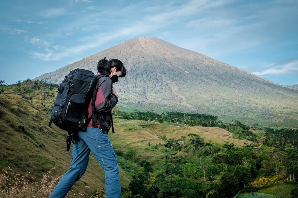 Pendaki gunung Rinjani diminta lebih waspada melakukan pendakian di musim hujan. Foto: Kemenpar