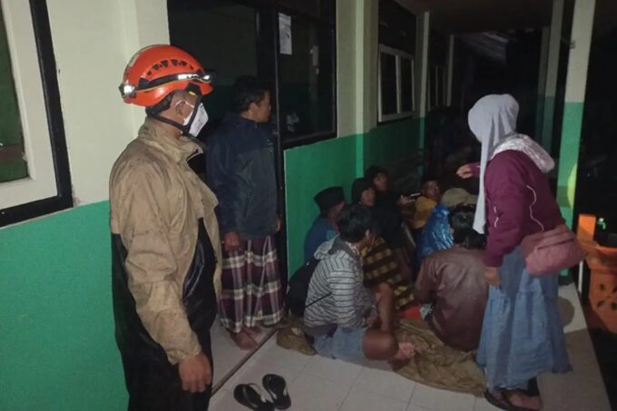 Pengungsi Gunung Semeru mulai kembali ke rumah. Foto: BNPB Lumajang