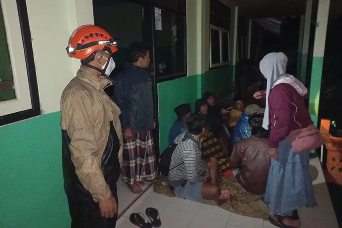 Pengungsi Gunung Semeru mulai kembali ke rumah. Foto: BNPB Lumajang