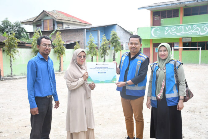 Perkuat Komitmen Keberlanjutan, JNT Salurkan Bantuan Sarana Pendidikan dan Ibadah di Sekitar Ruas Tol Belmera