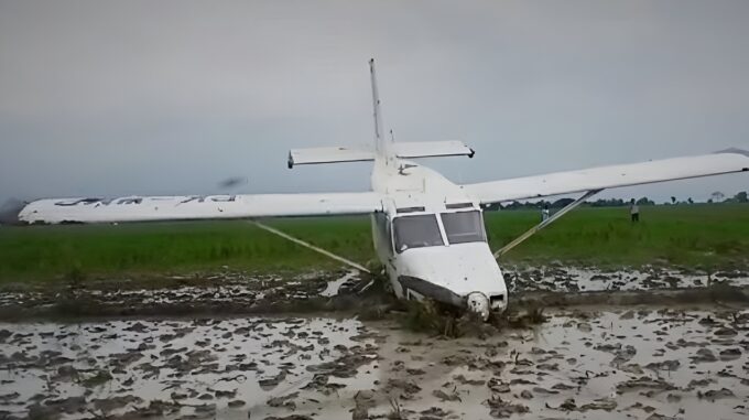 Pesawat Cessna Jatuh 'Nyungsep' di Sawah Karawang, 5 Penumpang Selamat