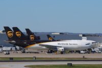 UPS dan FedEx mengandangkan armada pesawat kargo MD-11.