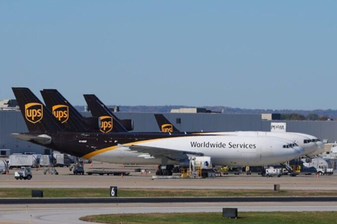 UPS dan FedEx mengandangkan armada pesawat kargo MD-11.