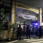 Pasukan gabungan menjaga gedung SMAN 72 Jakarta.