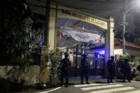Pasukan gabungan menjaga gedung SMAN 72 Jakarta.