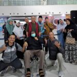 Saat pasien dan seluruh keluarga di bandara Juanda menjelang berangkat ke Beijing.--