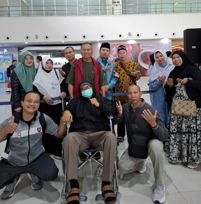 Saat pasien dan seluruh keluarga di bandara Juanda menjelang berangkat ke Beijing.--