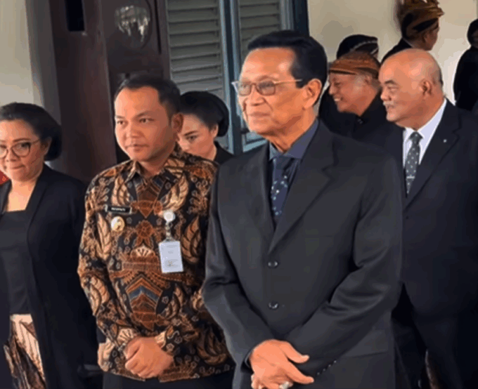 Sri Sultan Hamengkubuwono X Melayat Paku Buwono XIII