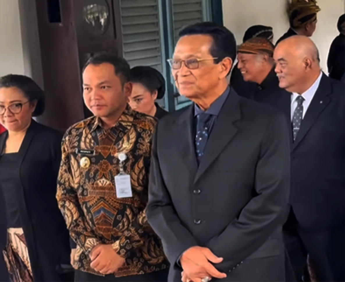 Sri Sultan Hamengkubuwono X Melayat Paku Buwono XIII