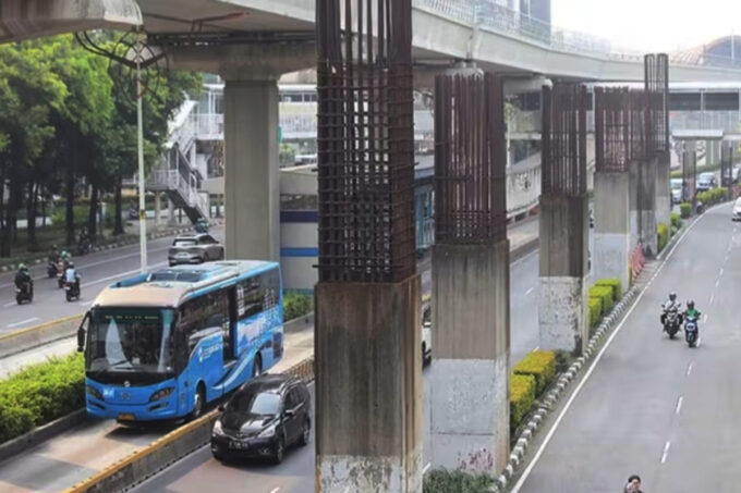 Tiang monorel mangkrak puluhan tahun.