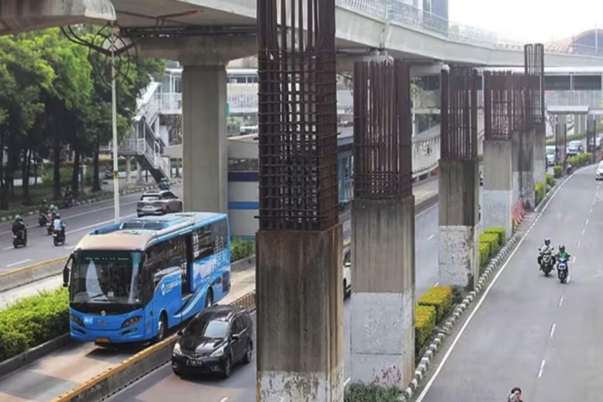 Tiang monorel mangkrak puluhan tahun.