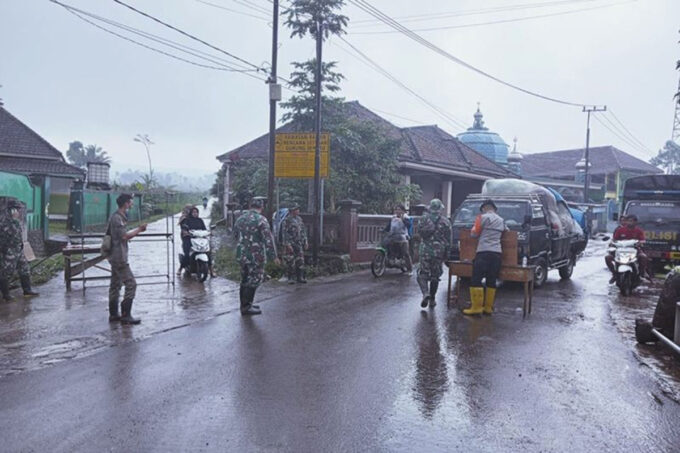 Letusan sekunder Semeru sempat timbulkan kepanikan warga Lumajang. Foto: Tim Penanggulangan Bencana Lumajang