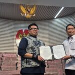 KPK pamerkan uang rampasan kasus investasi fiktif.