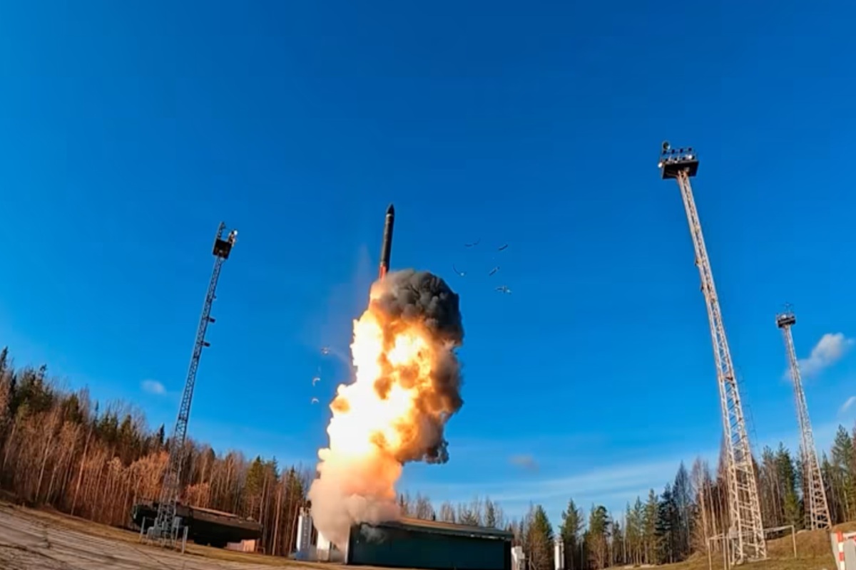 Presiden AS Donald Trump menuding Rusia dan China diam-diam melakukan uji coba senjata nuklir.