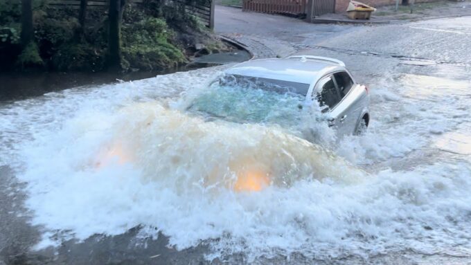 Cara Aman atasi Mobil Listrik saat terjebak banjir