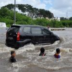 Mobil terendam banjir