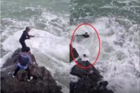 2 Pemancing terseret ombak