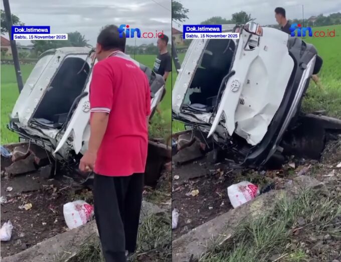 KA Batara Kresna tabrak Toyota Rush