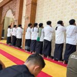 9 Muazin saat melantunkan azan secara bersamaan