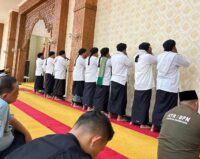 9 Muazin saat melantunkan azan secara bersamaan