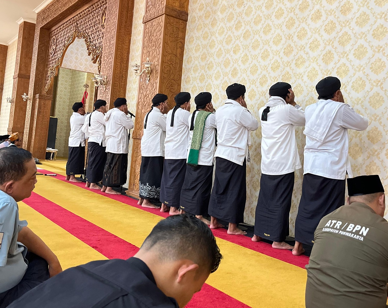 9 Muazin saat melantunkan azan secara bersamaan