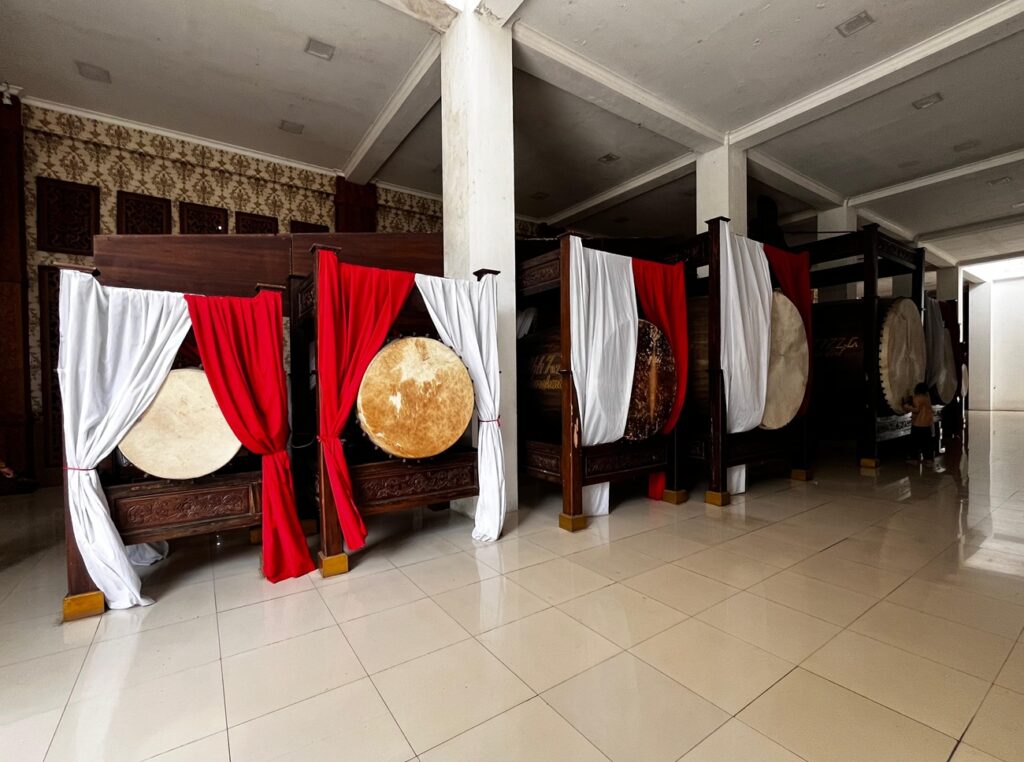 Deretan 9 bedug di Masjid Tajug Gede Purwakarta