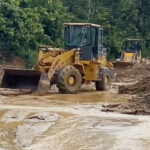 Alat berat digunakan untuk membuka jalur Tarutung-Sibolga.