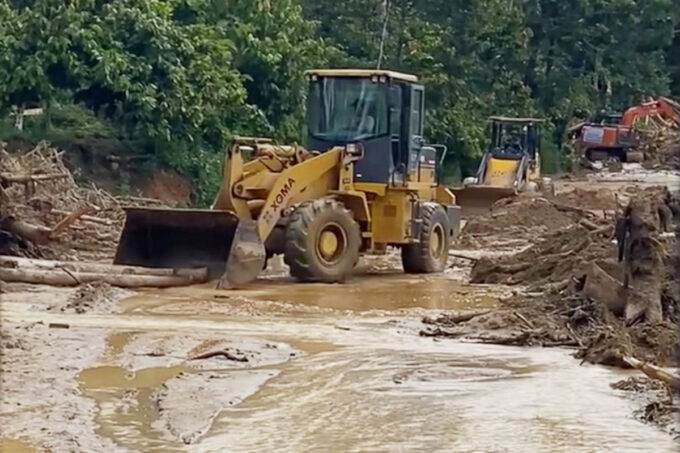 Alat berat digunakan untuk membuka jalur Tarutung-Sibolga.