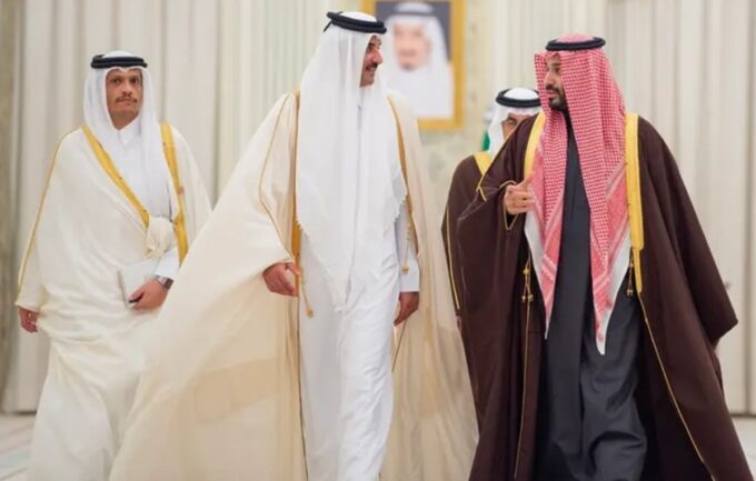 Putra Mahkota Arab Saudi Mohammed bin Salman dan Sheikh Tamim bin Hamad al-Thani dari Qatar.