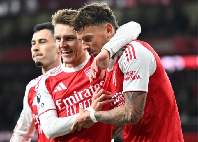 Arsenal Puncak Klasemen